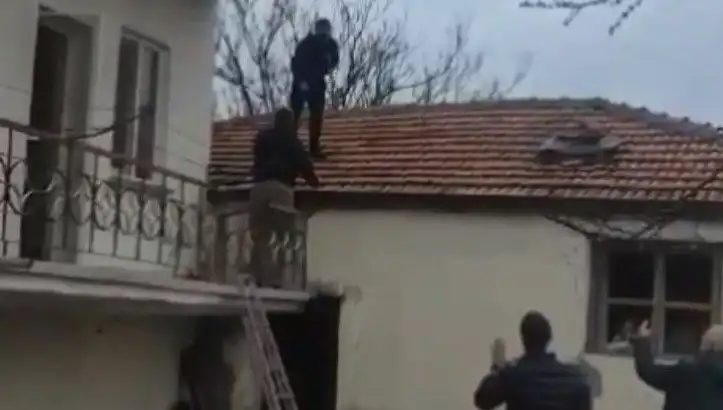 Yine Bir Çatışma: Polis Şüpheliyi Çatıda Kıstırdı, Direnişle Yanıt Aldı