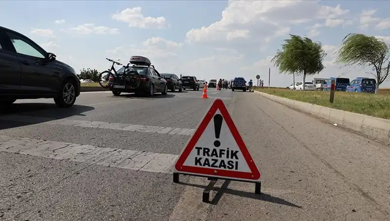 Adana'da Kamyon ile Otomobil Çarpıştı: Trafik Kazasında Can Kayıpları