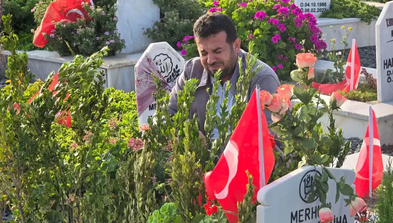 Deprem Şehitliğinde Buruk Bir Bayram Sevinci Yaşandı