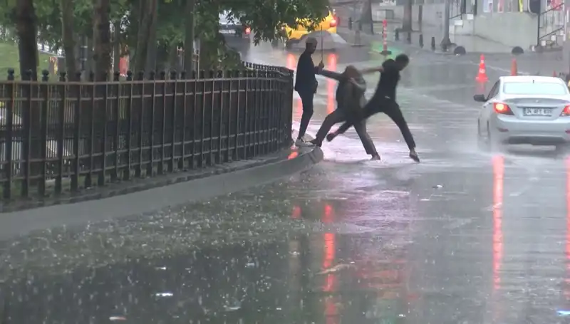 İstanbul ve İzmir için Meteorolojiden Turuncu Kodlu Alarm: Hava Durumu Çığır Açıyor!