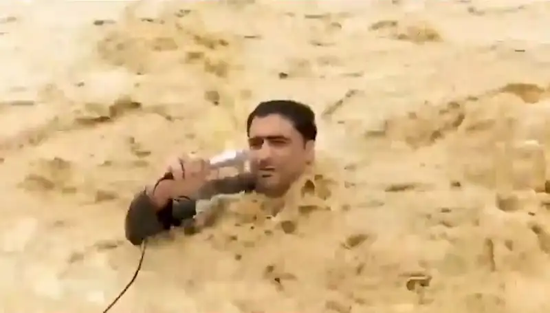 Yayın Sırasında Sel Sularına Kapılan Sunucunun Dramı