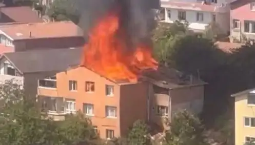 İstanbul'da Yangın Paniği: Dört Kişi Mahsur Kaldı, Nefesler Tutuldu