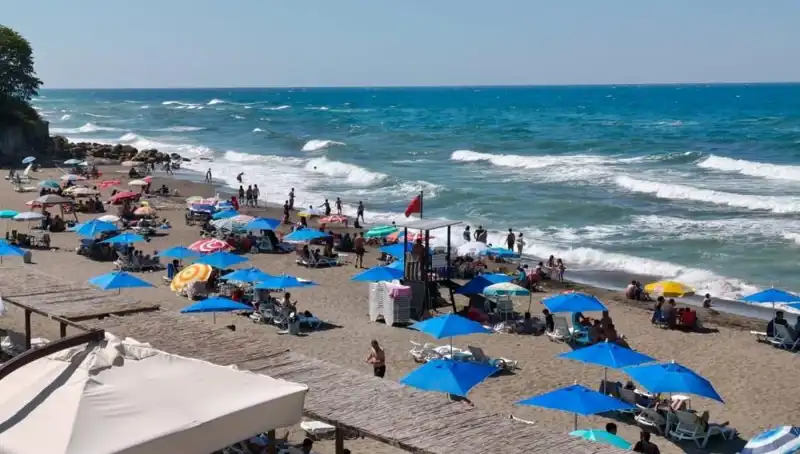Akçakoca’da Denizde Yasağa Dönüşen Plaj Keyfi