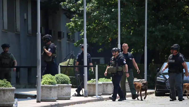 Kosova Meclisi'nde Şok Gelişme: Bomba İhbarı Tüm Dikkatleri Üzerine Çekti