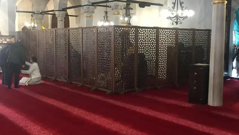 Kadın ve Erkeklerin Teravih Namazında Yan Yana Olması Tartışma Yarattı