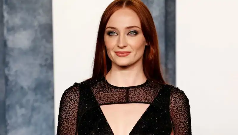 Sophie Turner’ı Çileden Çıkartan O İğrenç Yorum Podyumu Salladı
