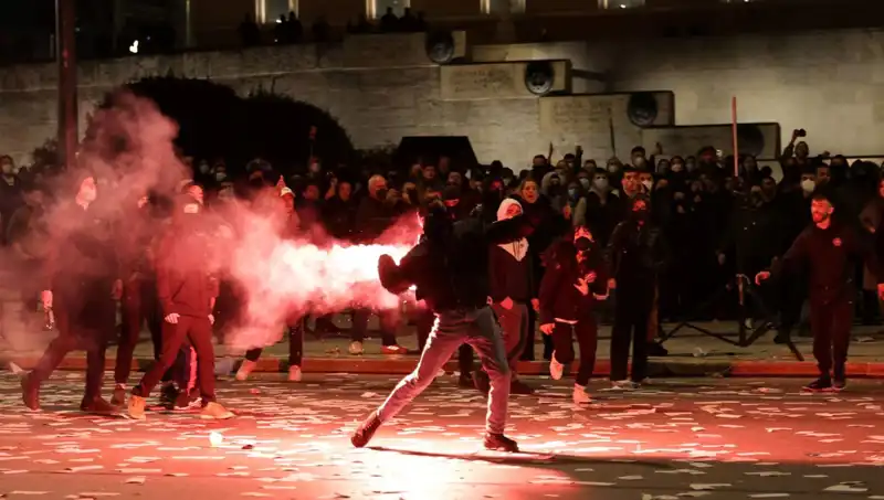 Yunanistan'da Hükümete Gensoru: Atina Sokaklarında Protestolar Büyüyor