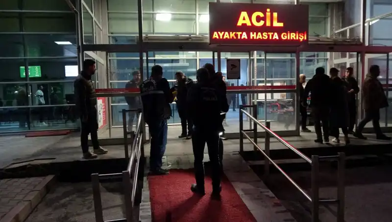 Hastane Acil Servisinde Silahlı Kavga: 3 Kişi Yaralandı, Panik Yaratan Olay