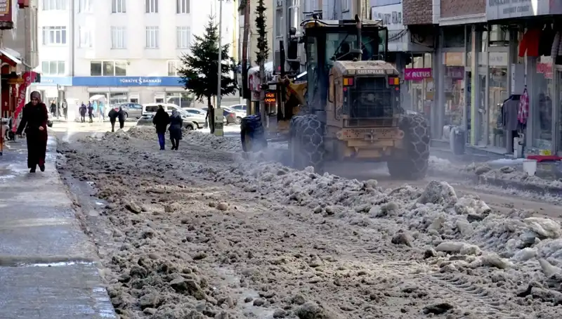 Sarıkamış'ta Kar ve Buz Temizleme Çalışmaları Hız Kesmeden Devam Ediyor