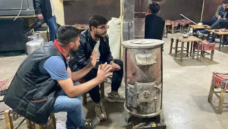 Yaz Sıcaklığına Rağmen Sobayı Yakanlar: Isınma Mücadelesi