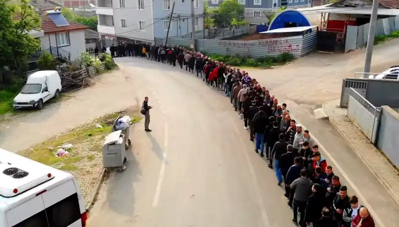 Bursa'nın O Mahallesinde Bayram Yine Coşkuyla Kutlandı: 1 Kilometrelik Kuyruk!