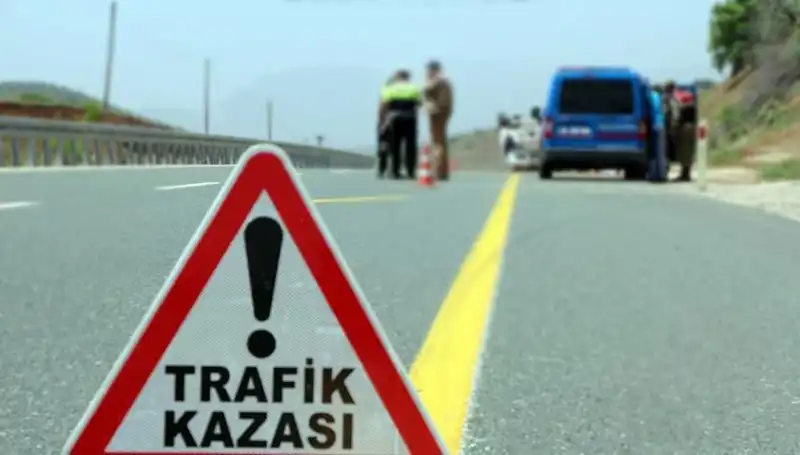 Ticari Araç ile Otomobil Çarpıştı: 5 Kişi Yaralandı, Kaza Anı Kamerada