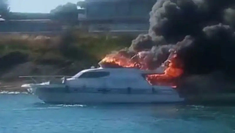 Çeşme Marinada Korkutan Yangın: Motoryat Alev Alev Yandı!