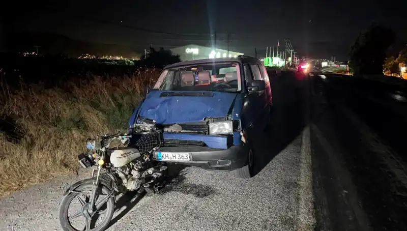 Söke'de Minibüs Motosiklete Çarptı: Üç Kişi Yaralandı