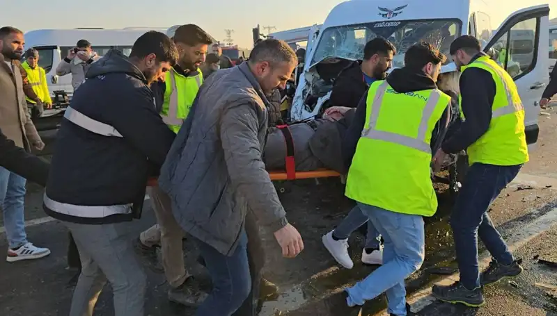 İki İşçi Servisi Kafa Kafa Çarpıştı: Çarpıcı Görüntüler ve Olayın Ardındaki Gerçekler