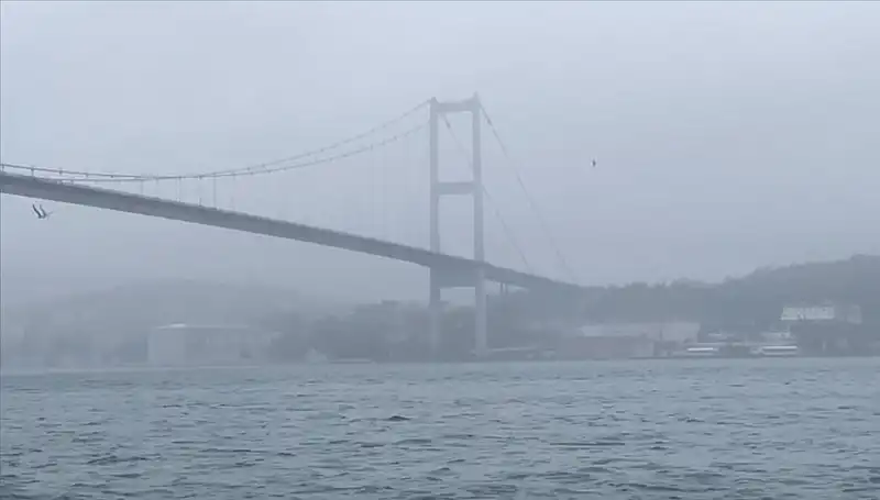İstanbul Boğazı’nda Sis Nedeniyle Gemi Trafiğine Dikkat Çeken Engel