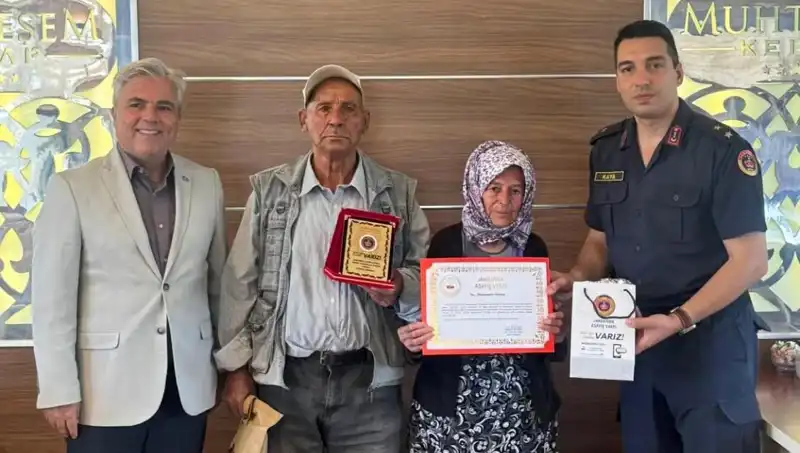 Zor Durumdaki Ailenin Duygulandıran Bağışı: Evi Jandarmaya Verdiler