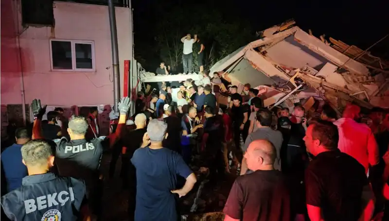 Balıkesir Sındırgı'da Şiddetli Deprem: Yaşamını Yitirenler ve Yaralılar