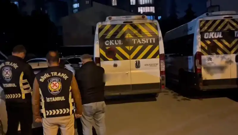 İkisi Bir Arada: Servis Sürücülerinin Şok Eden Görüntüleri ve Yakalanmaları