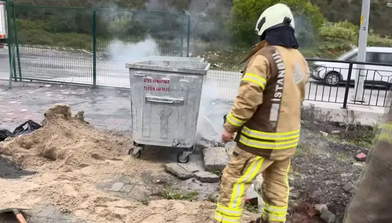 Başakşehir'deki Çöp Konteyneri Yangını: Kimyasal Madde Panik Yıldızını Tetikledi