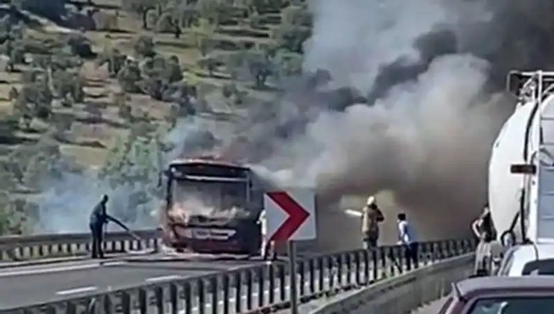İzmir'de Belediye Otobüsü Alev Alev Yandı: Yolcuların Seferberliği