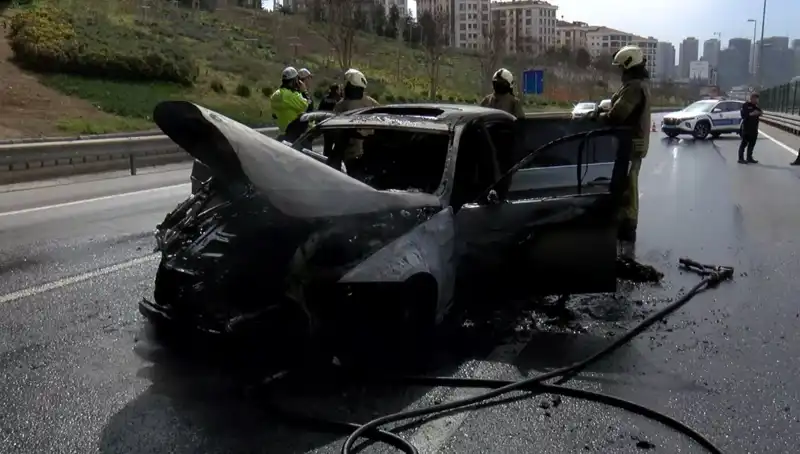 Yangında Alev Alev Yanan Otomobil, Görülmemiş Boyutta Hasar Gördü