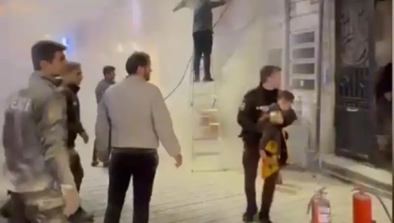 Beyoğlu'nda Büfede Yangın: Kahramanlar Çocuk Kurtardı!