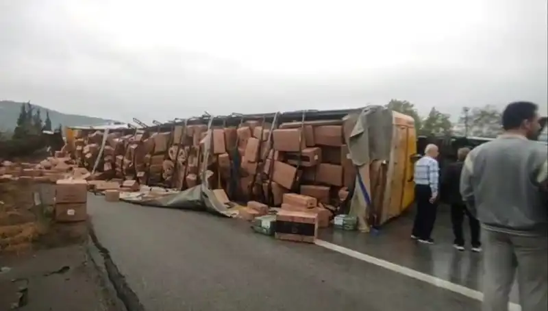 : TEM Otoyolu'nda TIR Devrildi: Trafik Durma Noktasına Geldi