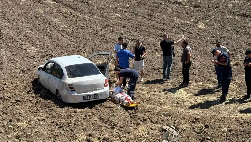 Osmaniye’de Kontrolden Çıkan Otomobil Tarlaya Uçtu, Üç Kişi Yaralı