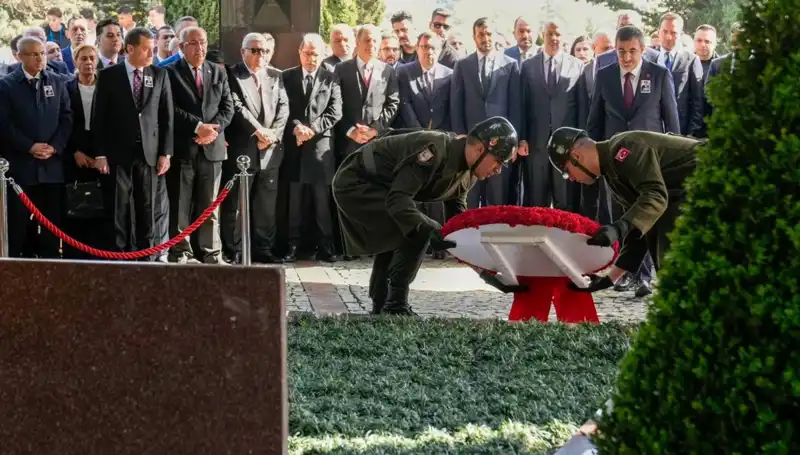 8. Cumhurbaşkanı Turgut Özal, Mezarı Başında Saygıyla Anıldı
