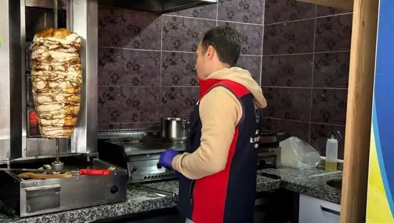 Tavuk Döner Alarmı: Hızla Artan Baskınlar İşletmeleri Korkutuyor