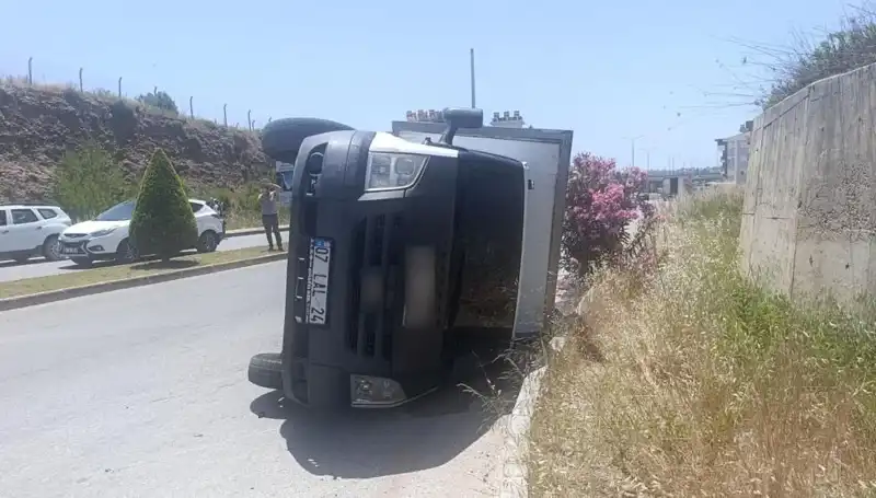 Hafif Ticari Araç, Kamyoneti Devirerek Feci Kazaya Neden Oldu