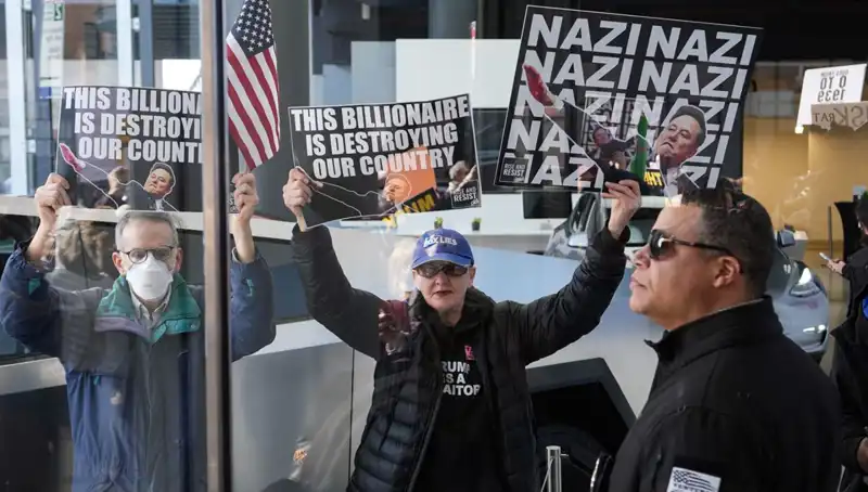 Elon Musk’a Protesto: SpaceX ve Tesla Önünde Duygusal Anlar