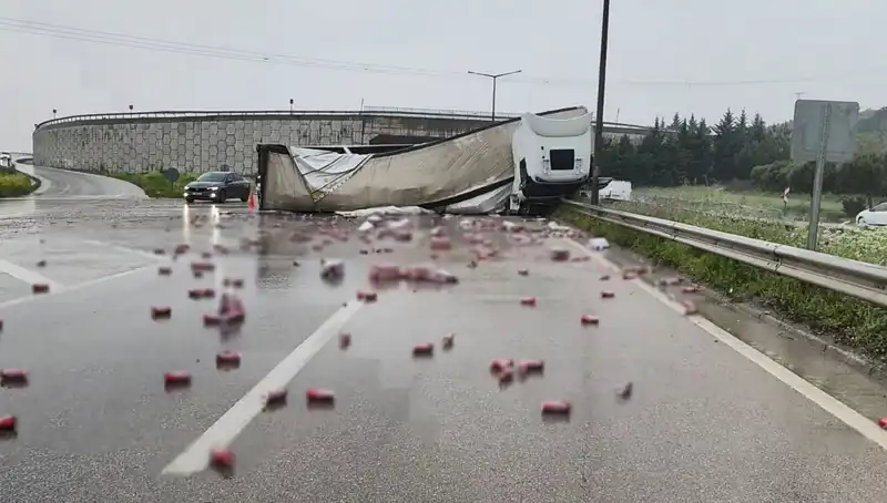 Devrilen TIR, Yolda İçki Fırtınası Yarattı: O Anlar Kameralarda