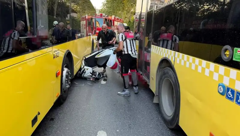Motosiklet İETT Otobüslerinin Arasında Kalarak Kazaya Neden Oldu