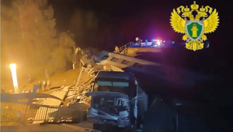 Rusya'da Köprü Çöktü, Tren Kazasında Yedi Kişi Hayatını Kaybetti