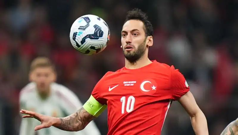 Fenerbahçe'nin Hakan Çalhanoğlu Teklifi: Mourinho'dan Gelen Tepkiler ve Ayrıntılar