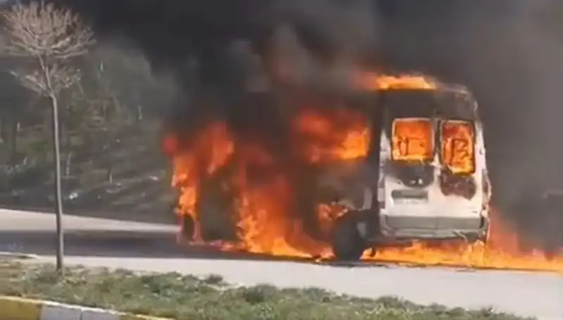 Havalimanı Servis Aracı Alev Alev Yandı: Personel Panik İçinde Kurtuldu