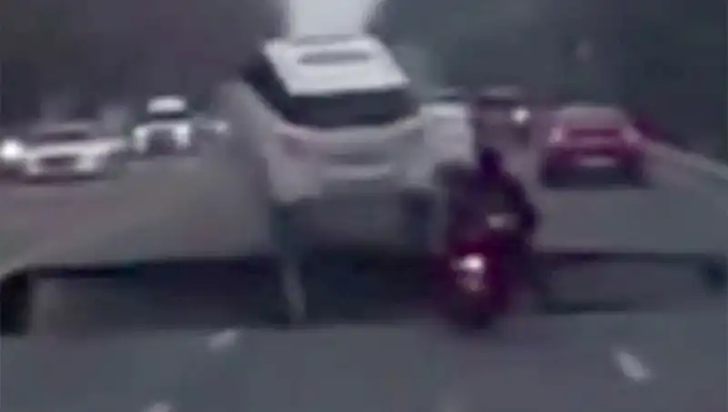 Güney Kore Otoyolunda Oluşan Dev Çukur Bir Motosikleti Yuttu!