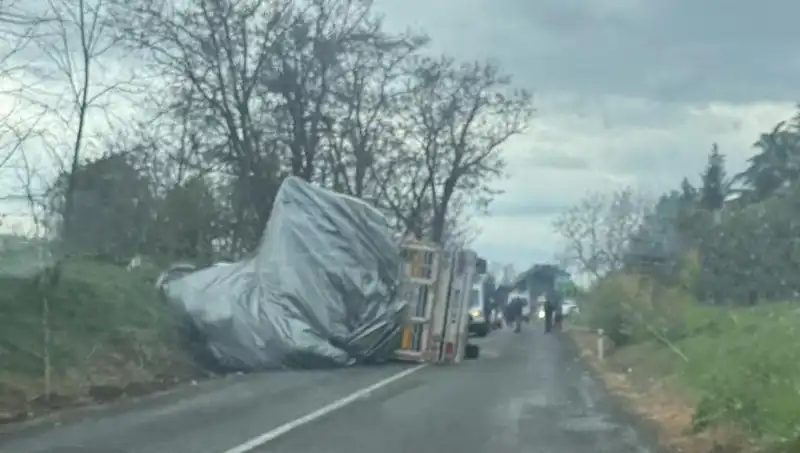 Tekirdağ'da Saman Yüklü TIR Devrildi: Kaza Sonrasında 1 Kişi Yaralandı
