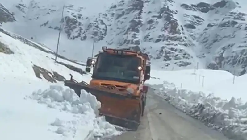 Kar nedeniyle beş ay kapalı kalan yol, sonunda ulaşıma açıldı
