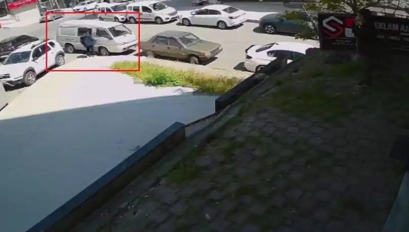 Aracını Çalmak İsteyen Hırsızı Suçüstü Yakalamayı Başardı