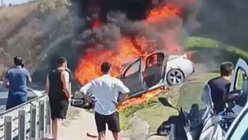 TEM Otoyolu'nda Heyecanlandıran Kaza: Araç Alev Alev Yandı!