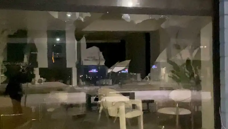 Mobilya Mağazasına Taşlı Saldırı: Müşteriler ve Çalışanlar Panik İçinde
