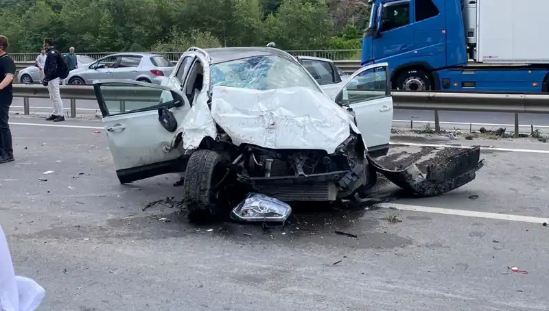Beton Kanala Çarpan Araç Bariyerlere Takıldı: 3 Yaralı