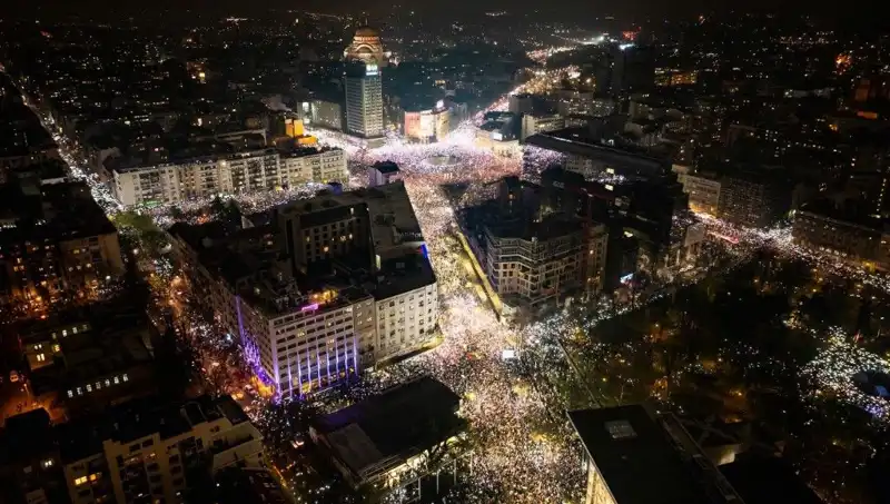 Sırbistan'da Dev Protesto: Öğrenciler Belgrad Sokaklarını Doldurdu