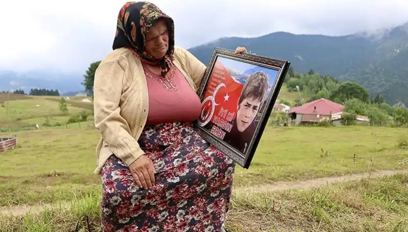 DEM Parti, Eren Bülbül'ün Annesinin Bayramını Anlamlı Bir Şekilde Kutladı