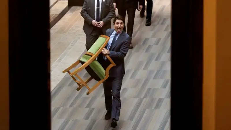 Trudeau'nun Kritik Kararı: Sandalyeyi Alarak Gitti! Halk Tepkili