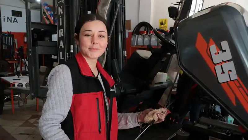 Melike Hanım: Sanayinin Tek Kadın Çalışanı Forklift Servisine Çırak Oluyor