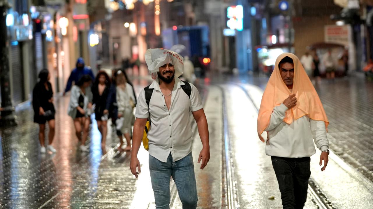 İstanbul’da Sağanak Yağış Hayatı Felç Etti: Trafik ve Su Baskınları Etkili Oldu